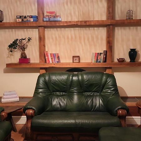 Large 2 Bed Holiday Let In Central Ystradgynlais Extérieur photo